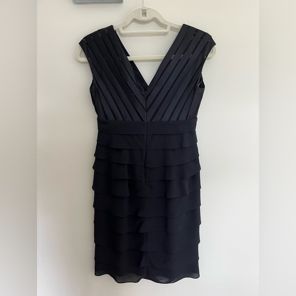 Adrianna Papell Black Sleeveless Layered Tier Double V-Neck Sheath Dress Sz 4P - Picture 2 of 9